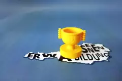 Österreichkarte mit Buchstaben Erwachsenenbildung darauf steht ein Pokal