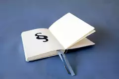 Offenes Buch mit § als Notiz.