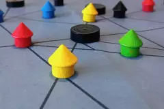 Spielfiguren und Spielsteine auf einem Netz