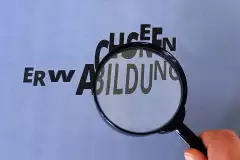 Lupe auf Schriftzug "Erwachsenenbildung"