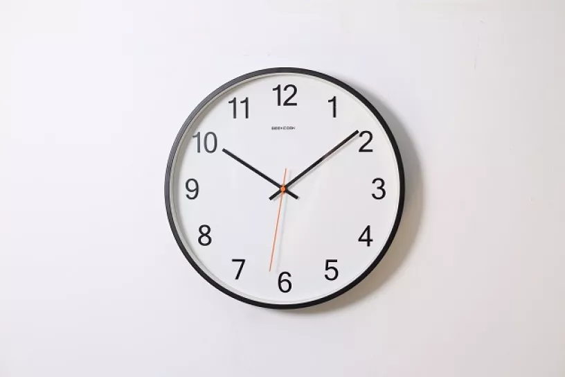 Eine große Uhr hängt an einer Wand.