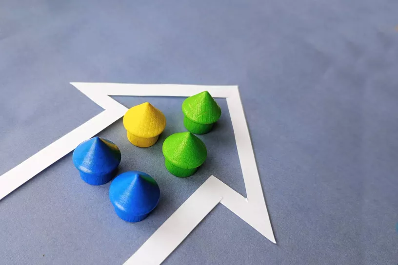Pfeil der Spielfiguren-Häuser umfasst und nach Vorwärts zeigt