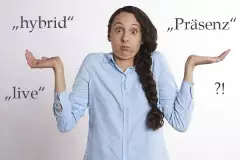 Frau mit fragendem Gesichtsausdruck