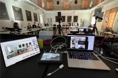 Hybrides Event mit PCs und Kameras in einem Saal